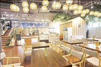 山東出版?zhèn)髅焦煞萦邢薰? /></a>
                                        <h3><a href="http://www.88ccw.cn/News/4/27/NewsDetail_4988_1.html" title="江蘇鳳凰印務(wù)、徐州緒權(quán)印刷公司領(lǐng)導(dǎo)來公司指導(dǎo)調(diào)研" target="_blank">江蘇鳳凰印務(wù)、徐州緒權(quán)印刷公司領(lǐng)導(dǎo)來公司指導(dǎo)調(diào)研</a></h3>
                                        <p class="newsinfo">
                                            7月10日江蘇鳳凰出版集團(tuán)鳳凰印務(wù)有限公司副總經(jīng)理王忠春一行與徐州緒權(quán)印刷公司總經(jīng)理馬緒全到我公司進(jìn)行指導(dǎo)調(diào)研，公司總經(jīng)理貴雪媛、副總經(jīng)理賈玉東等參加。調(diào)研組圍繞疫情防控、復(fù)工達(dá)產(chǎn)、轉(zhuǎn)型升級(jí)、融合創(chuàng)新等主題，通過現(xiàn)場考察與公司領(lǐng)導(dǎo)班子進(jìn)行了座談，并在國有企業(yè)人員結(jié)構(gòu)、薪酬制度、設(shè)備管理和智能化建設(shè)等方面進(jìn)行了深度交流。相信在上級(jí)出版集團(tuán)的大力支持下，全面落實(shí)工作部署，做大做強(qiáng)主體產(chǎn)業(yè)的同時(shí)，立足實(shí)際積極尋找新的利潤增長點(diǎn)，實(shí)現(xiàn)印刷企業(yè)共同發(fā)展。…
                                        </p>
                                    </li>
                                    
                                </ul>
                            </div>
                            <div   id="kokosgisy"   class="pagelist">
                                <ul><li id="kokosgisy"    class=