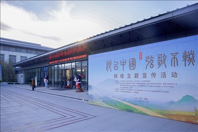 山東出版?zhèn)髅焦煞萦邢薰? /></a>
                                        <h3><a href="http://www.88ccw.cn/News/4/20/NewsDetail_5324_1.html" title="安徽新華發(fā)行（集團(tuán)）控股有限公司考察調(diào)研山東出版" target="_blank">安徽新華發(fā)行（集團(tuán)）控股有限公司考察調(diào)研山東出版</a></h3>
                                        <p class="newsinfo">
                                            此次調(diào)研考察活動加深了山東出版和兄弟省份集團(tuán)在文旅研學(xué)等板塊的合作溝通，以期達(dá)到互學(xué)互鑒、協(xié)同進(jìn)步的目的。…
                                        </p>
                                    </li>
                                    
                                </ul>
                            </div>
                            <div   id="i0akg8ea0g8"   class="pagelist">
                                <ul><li id="i0akg8ea0g8"    class=
